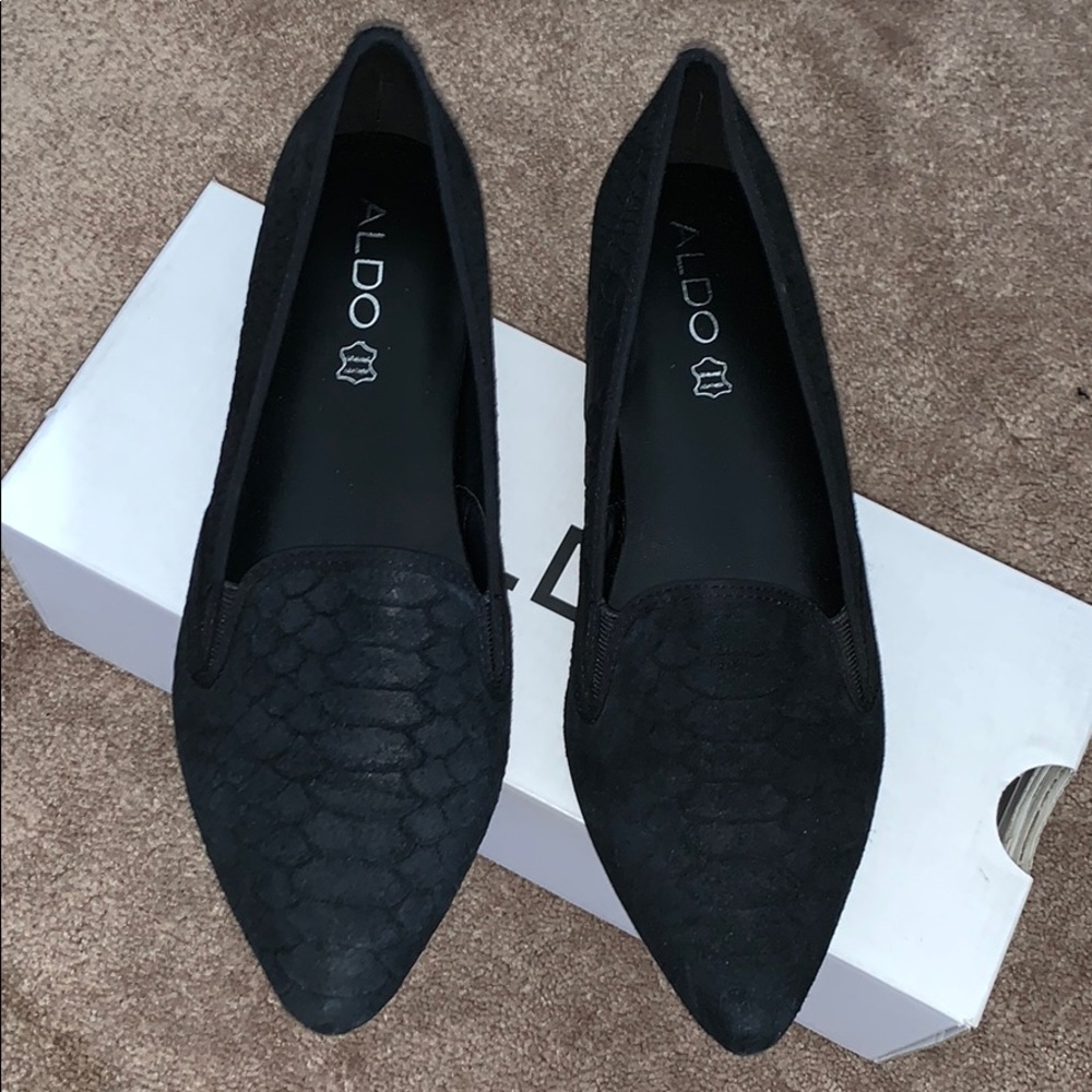 Pointed toe flats.